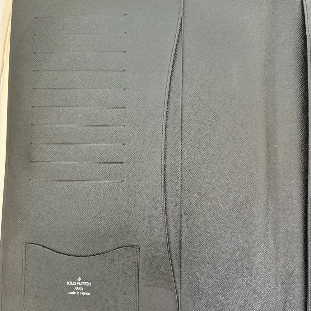Louis Vuitton bloc A4 black taiga
